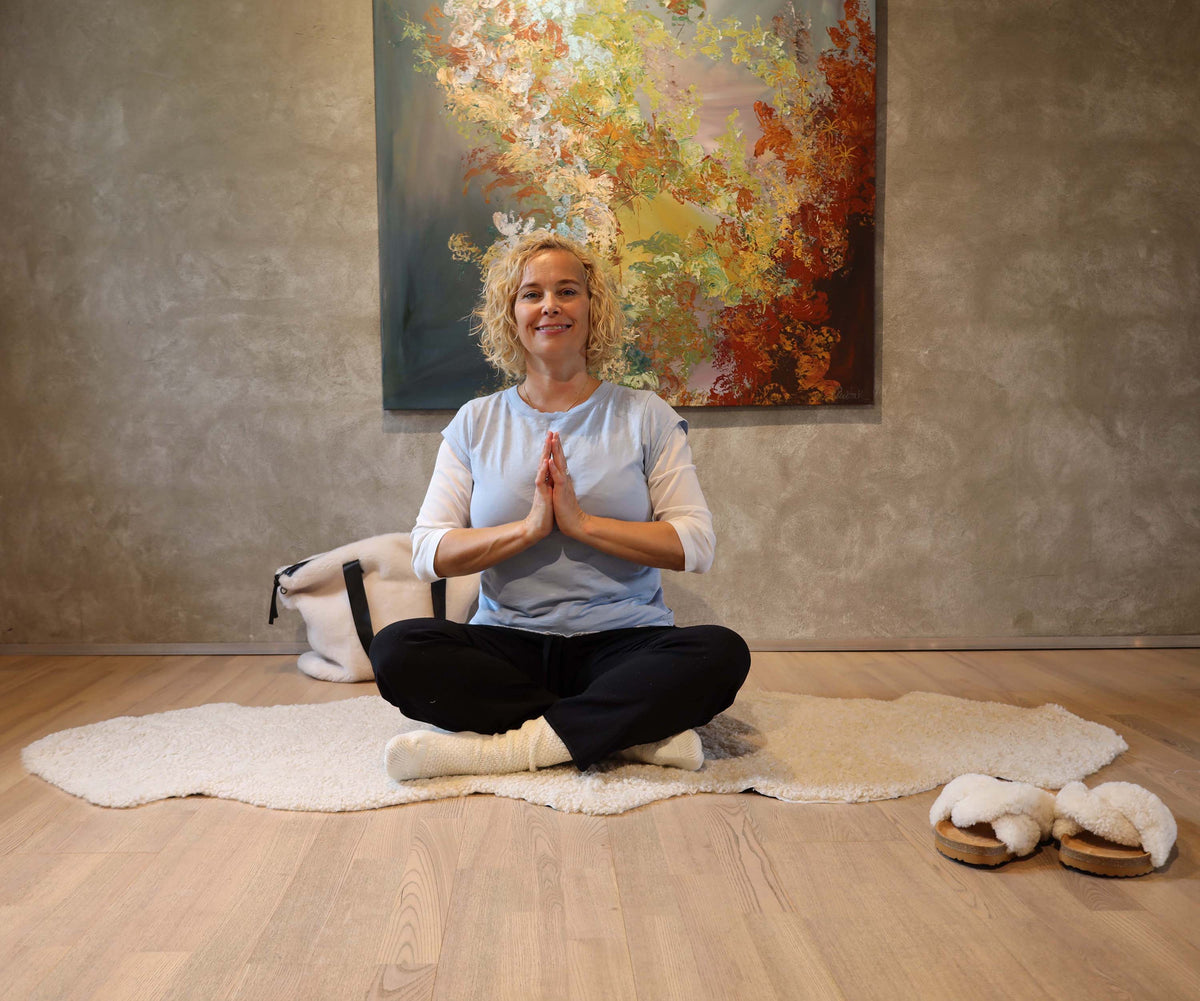 Die Ruhe im Alltag finden: Yoga und Meditation mit Lammfell