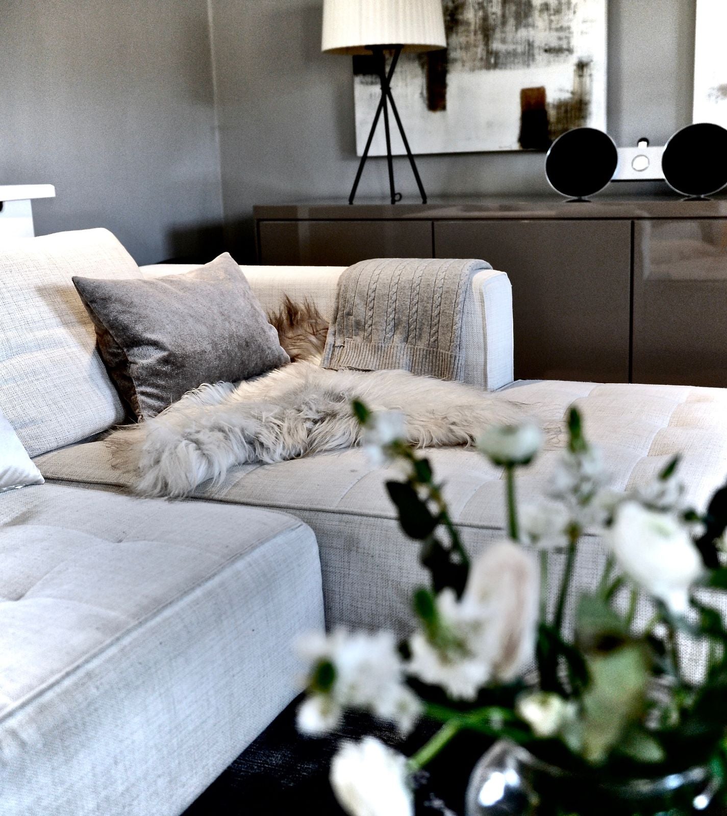 Wohnzimmer mit echtem Lammfell