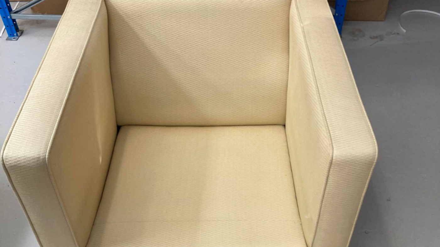 Stuhl bezogen mit Lammfell/Schaffell