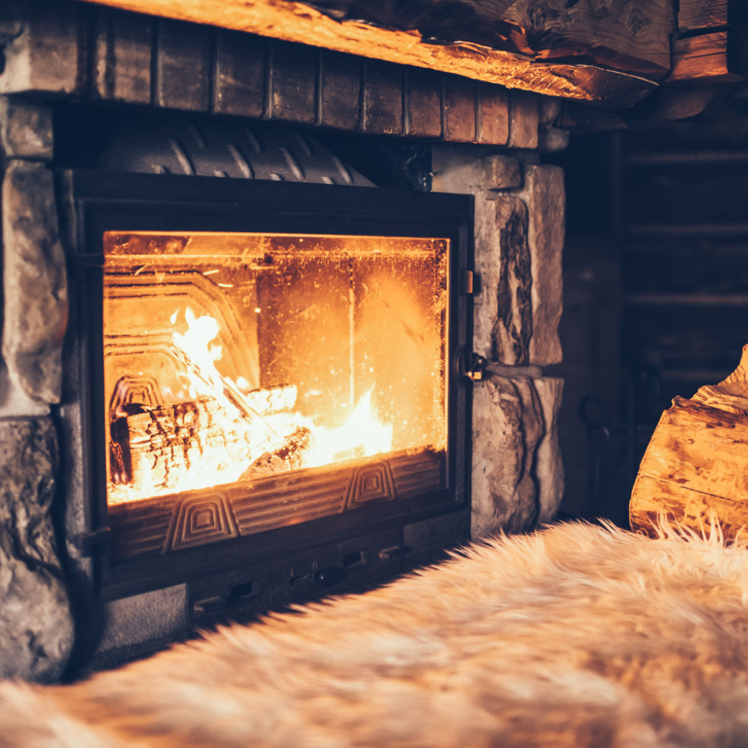 Lammfell vor einem Kamin