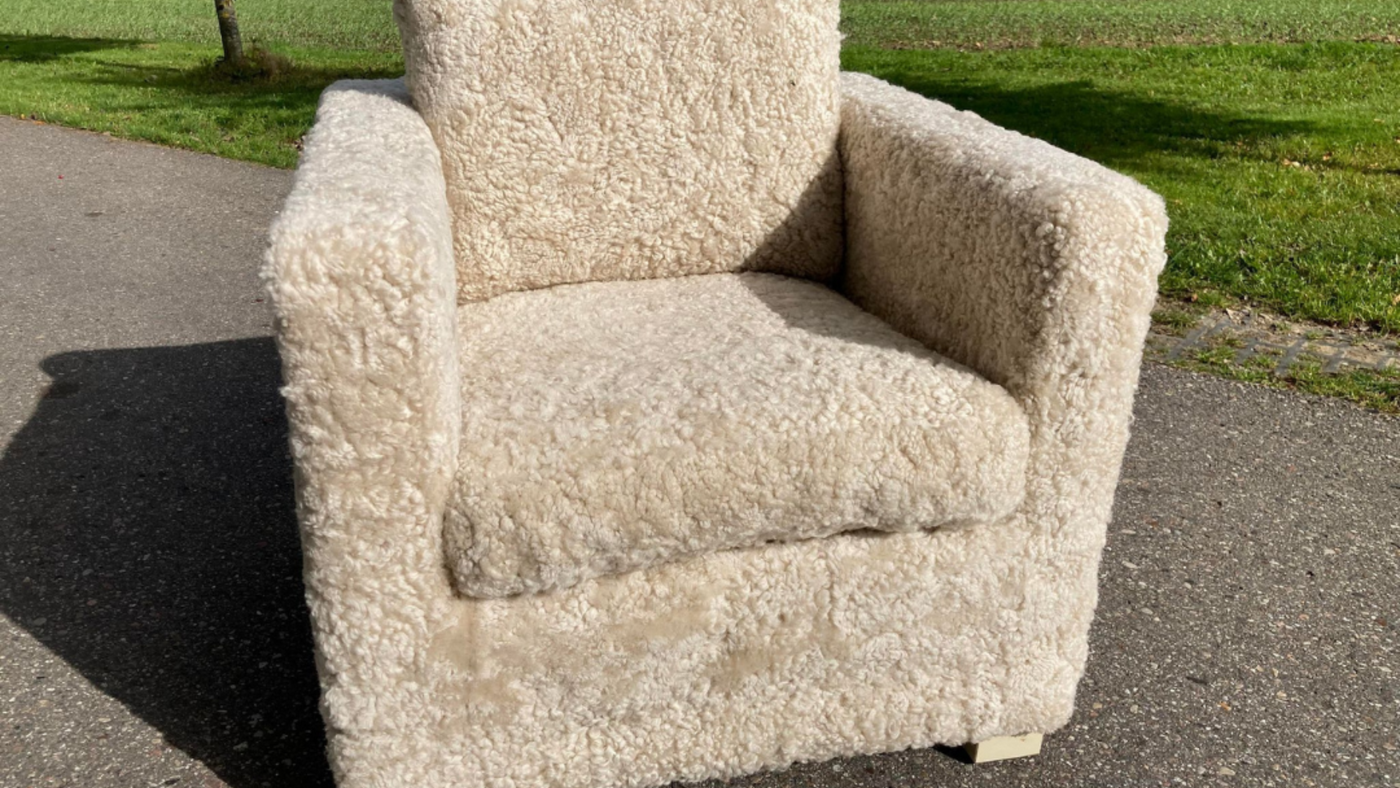 Sessel mit Fell bezogen