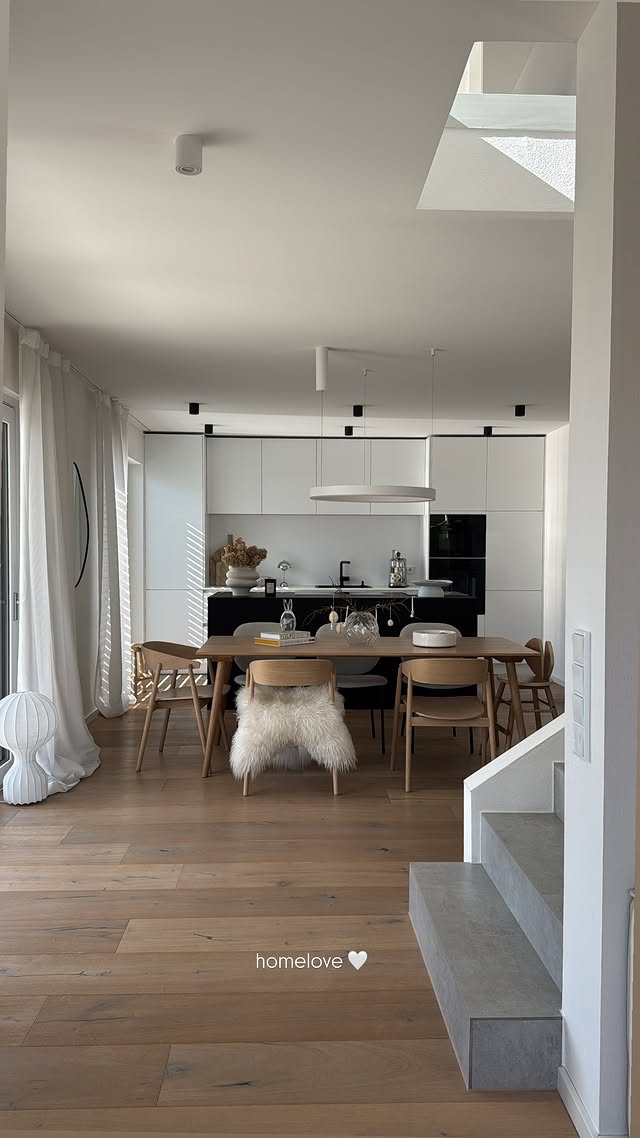 Esszimmer mit einem Lammfell auf ein der Stühle