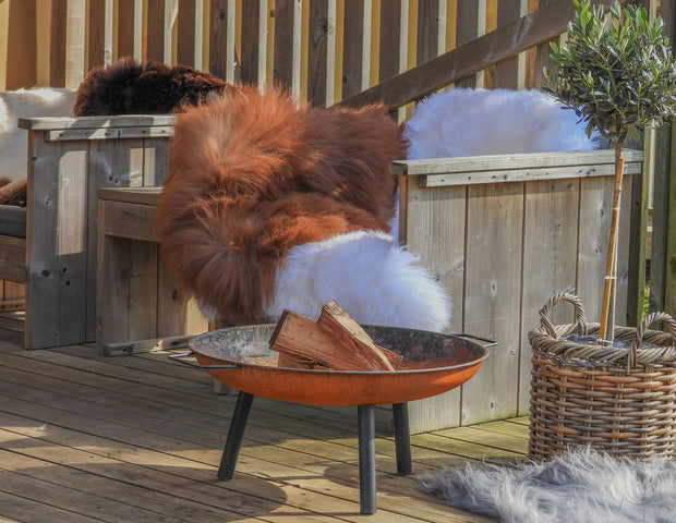 Naturbelassenes Schaffell für Holzmöbel 