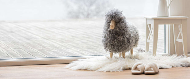 Standing Sheep und Lammfell aus Island