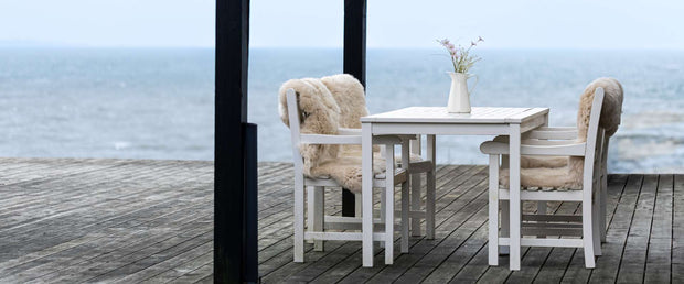 Beiges Lammfell auf Stuhl