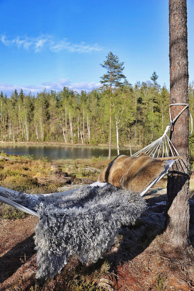 Lammfell und Fellkissen in der Hängematte