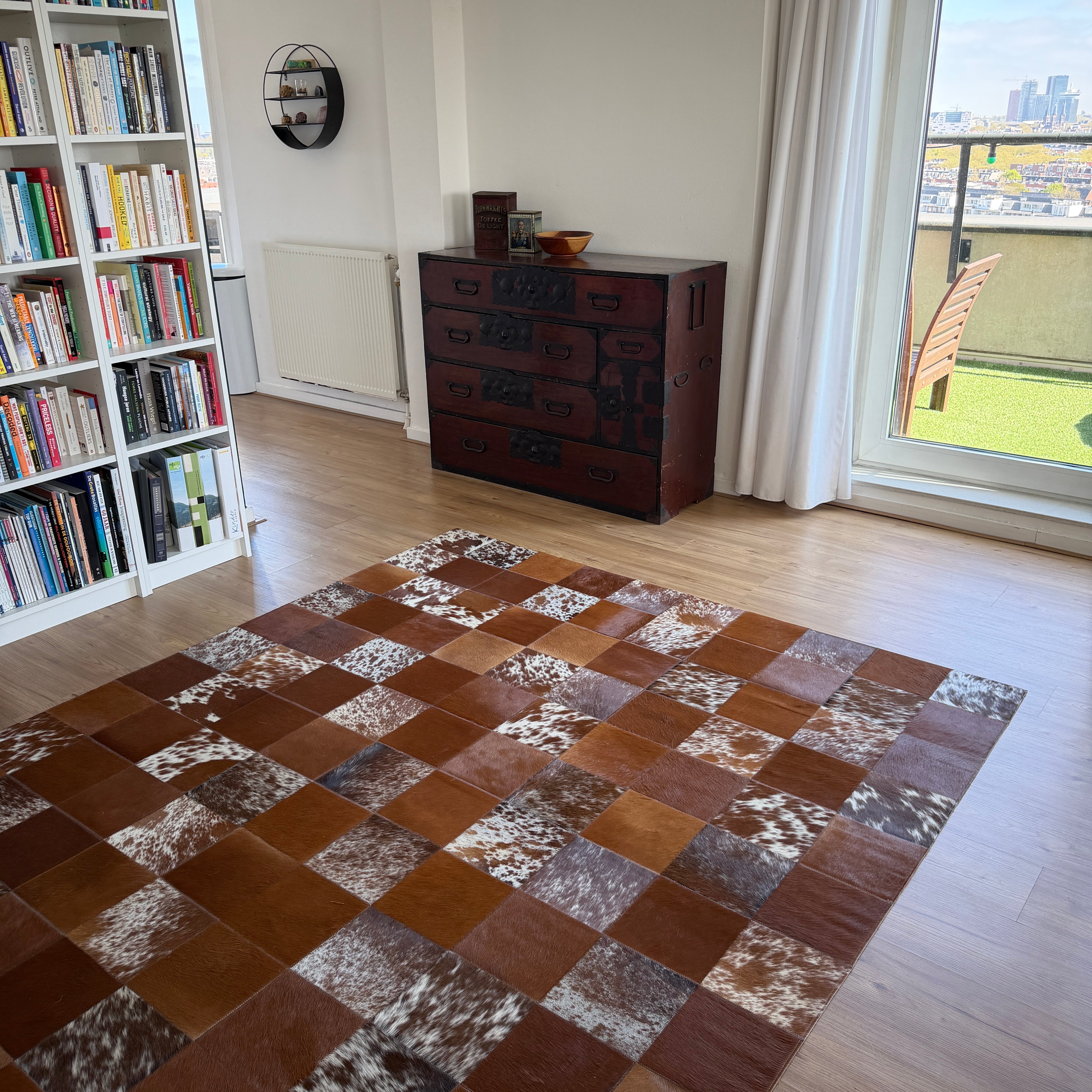 Patchwork Kuhfell Teppich Lisbon im Schachbrett-Design in Braun und Weiß - rustikaler Kuhfellteppich im modernen Wohnzimmer