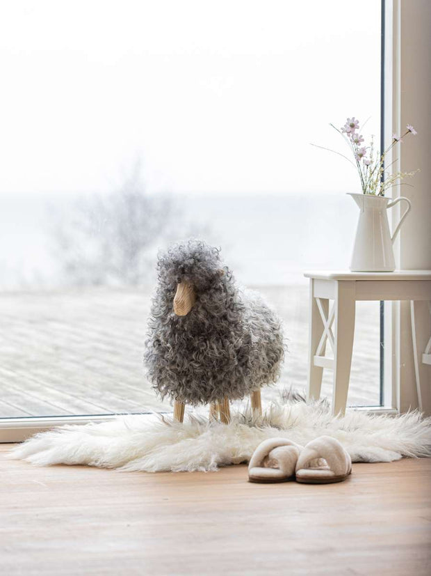Standing Sheep und Lammfell aus Island