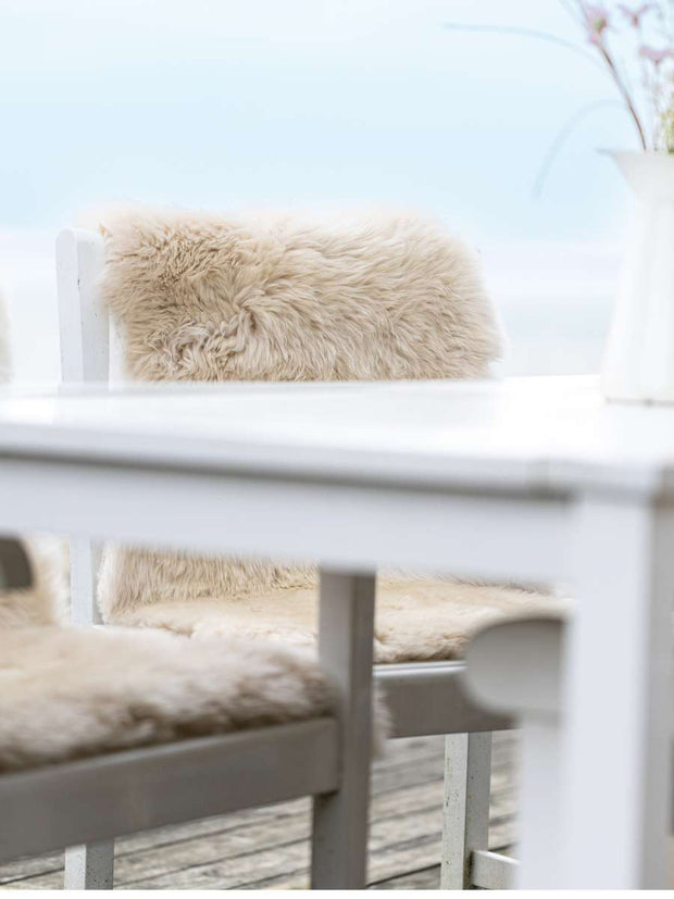 Beiges Lammfell auf Stuhl