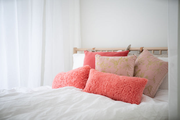 Pastellfarbige Fellkissen