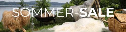 Sommer-Sale Banner mit Lammfellen am See - Sonderaktion für Lammfellprodukte im Sommer bei Lammfellhaus.de