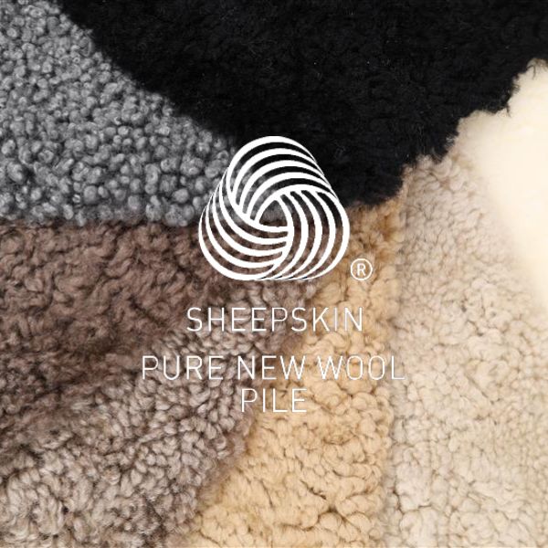 Kurzhaarige Lammfelle mit dem Woolmark-Logo drauf