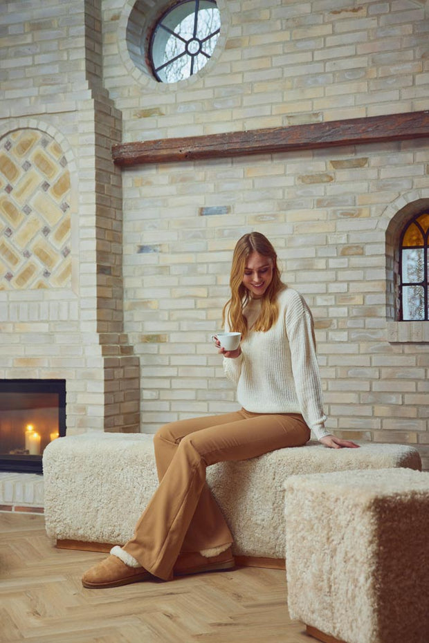 Holz Bank mit Lammfell bezogen