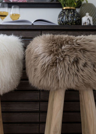 Holzbarhocker mit Lammfell | Langhaar | Neuseeland Walnuss
