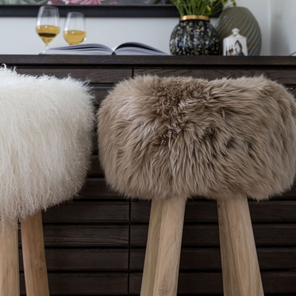Holzbarhocker mit Lammfell | Langhaar | Neuseeland Walnuss