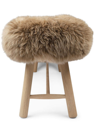 Holzbank mit Lammfell | Langhaar | Neuseeland | Eichbeine | 140x35x45 cm Taupe