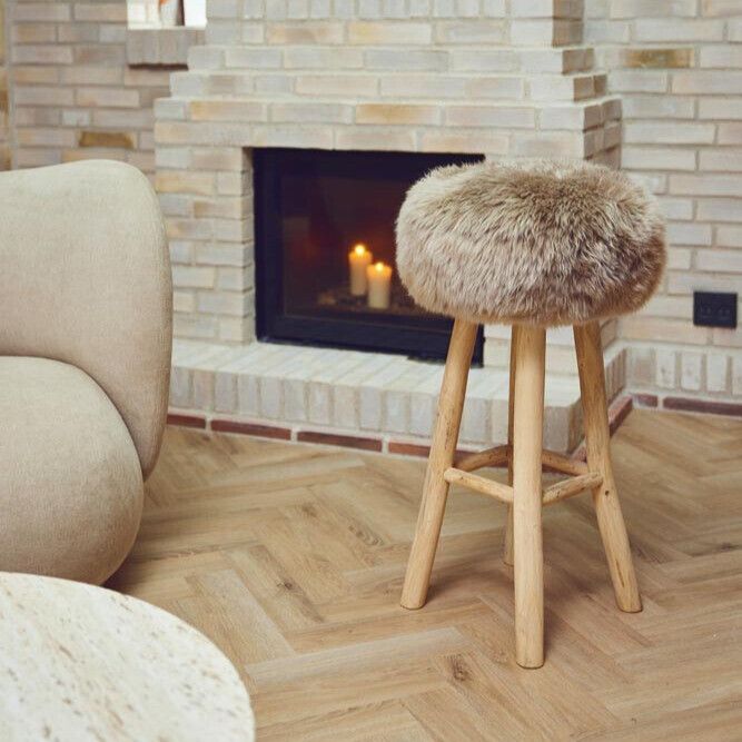 Holzbarhocker mit Lammfell | Langhaar | Neuseeland Walnuss