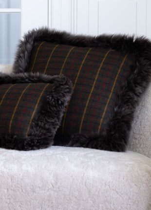 Kariertes Lammfellkissen | Langhaar | Neuseeland | 100% Wolle | 52x52 cm Kakao-Dunkelbraun/Taupe