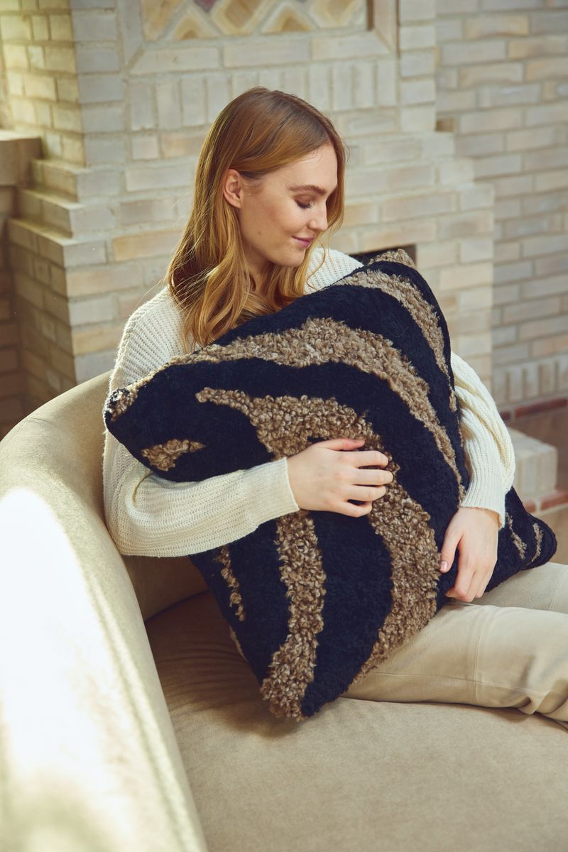 PATTERN COLLECTION | Fellkissen | Kurzhaar | Neuseeland | 60x60 cm Schwarz/Taupe