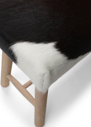 Holzbank mit Kuhfell | Eichenbeine | 140x35x45 cm Schwarz/Weiß