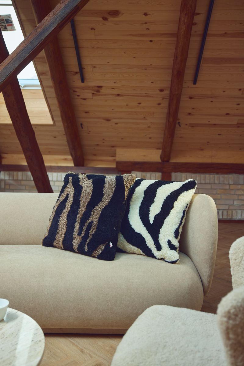 PATTERN COLLECTION | Fellkissen | Kurzhaar | Neuseeland | 60x60 cm Schwarz/Taupe