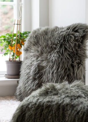 Lammfellkissen Premium | Langhaar | Neuseeland | 50x50 cm Aubergine