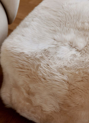 Lammfellpouf | Langhaar | Neuseeland | 50x50x32 cm Schwarz