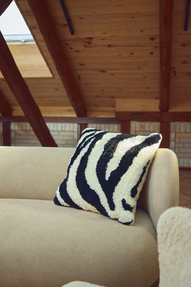 PATTERN COLLECTION | Fellkissen | Kurzhaar | Neuseeland | 60x60 cm Elfenbein/Schwarz