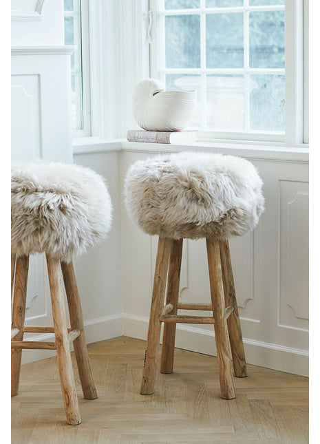 Holzbarhocker mit Lammfell | Langhaar | Neuseeland