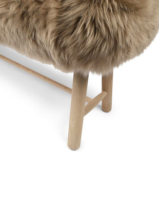 Holzbank mit Lammfell | Langhaar | Neuseeland | Eichbeine | 140x35x45 cm Taupe