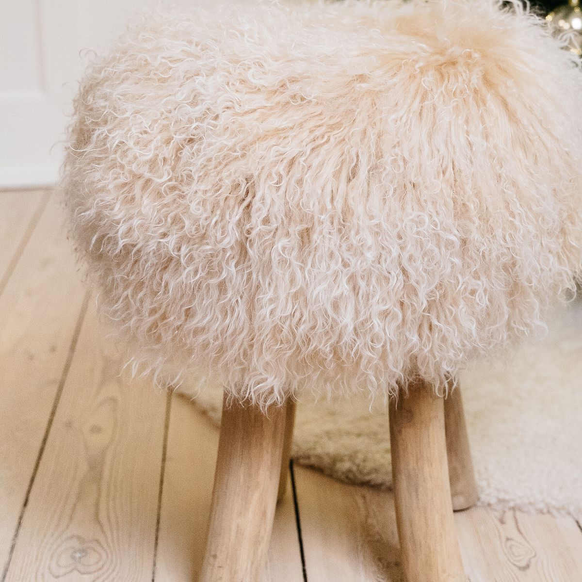 Holzhocker mit Lammfell | Tibet | 48xD34 cm Schwarz