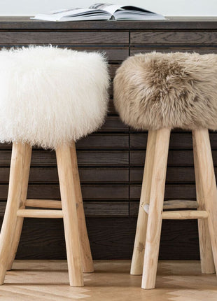 Holzbarhocker mit Lammfell | Langhaar | Neuseeland Walnuss