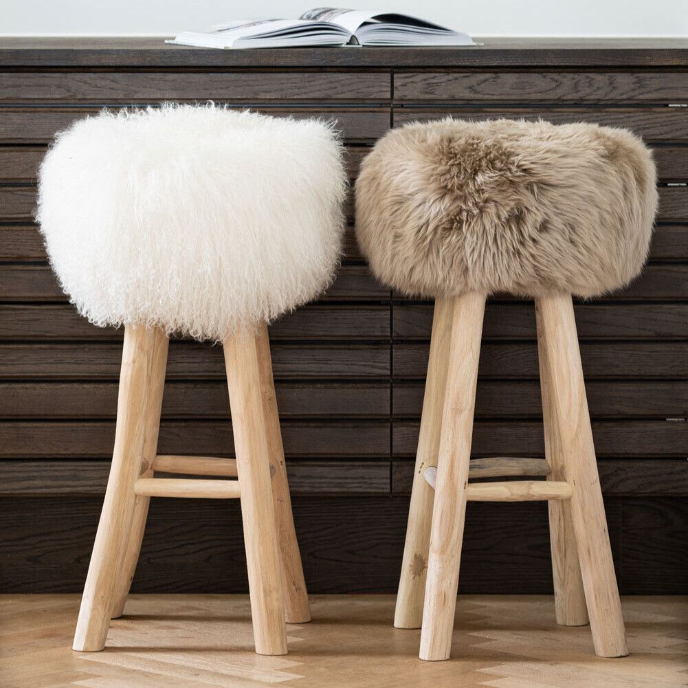 Holzbarhocker mit Lammfell | Langhaar | Neuseeland Walnuss