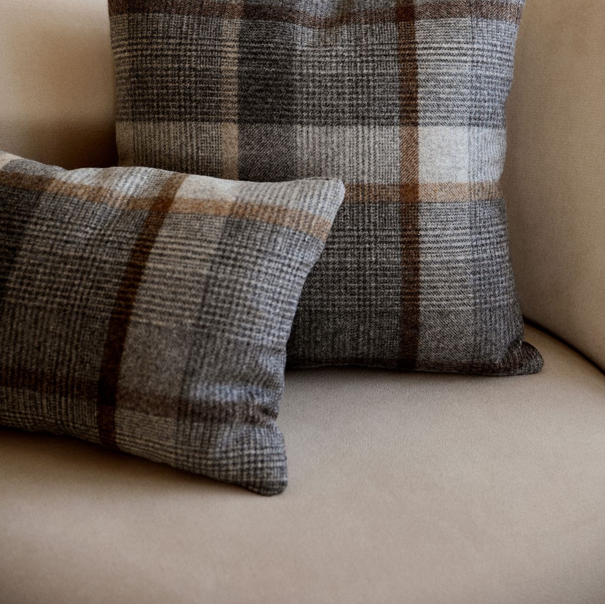 Kariertes Wollkissen | 100% Wolle | 52x52 cm Kakao-Dunkelbraun