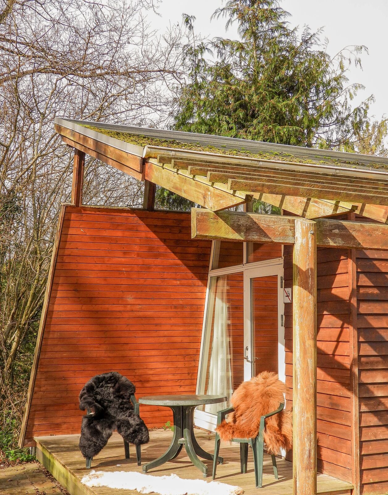 Dunkelbraunes Schaffell über einen Stuhl auf eine Terrasse