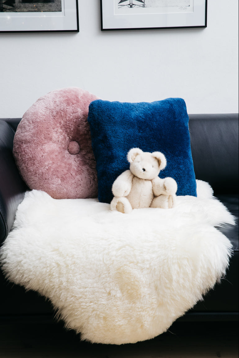 Fellkissen und Lammfell auf ein Sofa