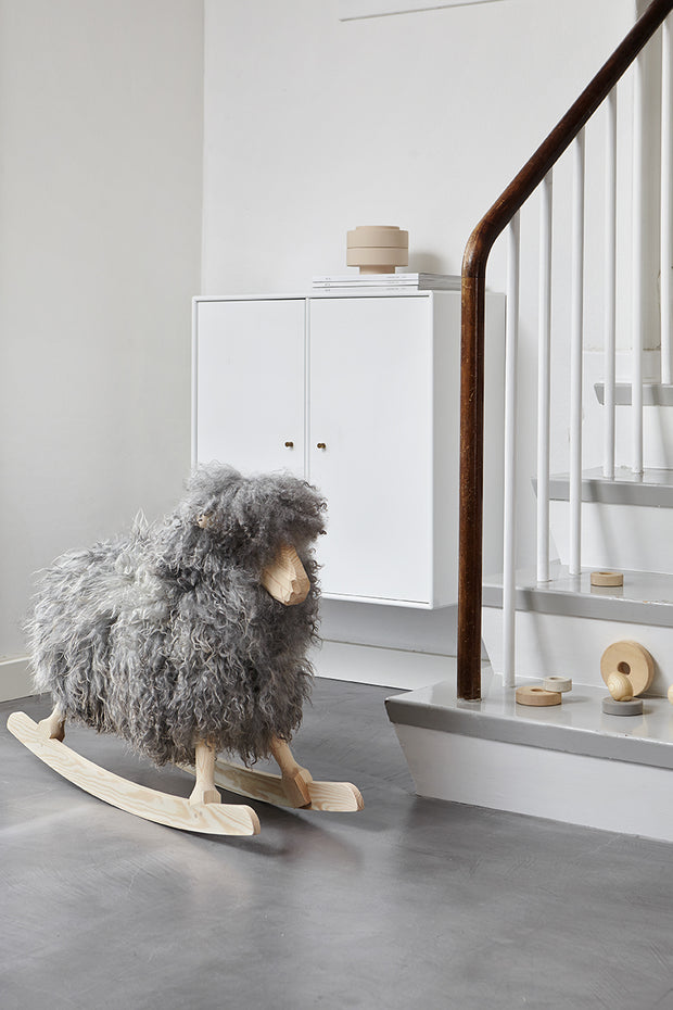 Graues Schaukelschaf von Povl Kjer steht neben einer Treppe