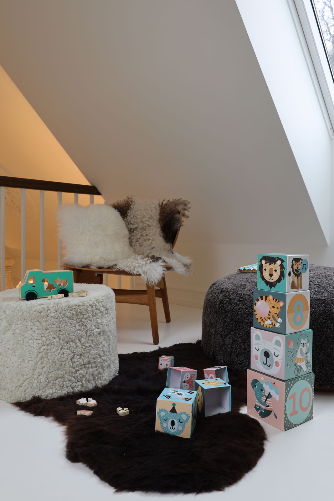 Lammfelle und Fellpouf fürs Kinderzimmer