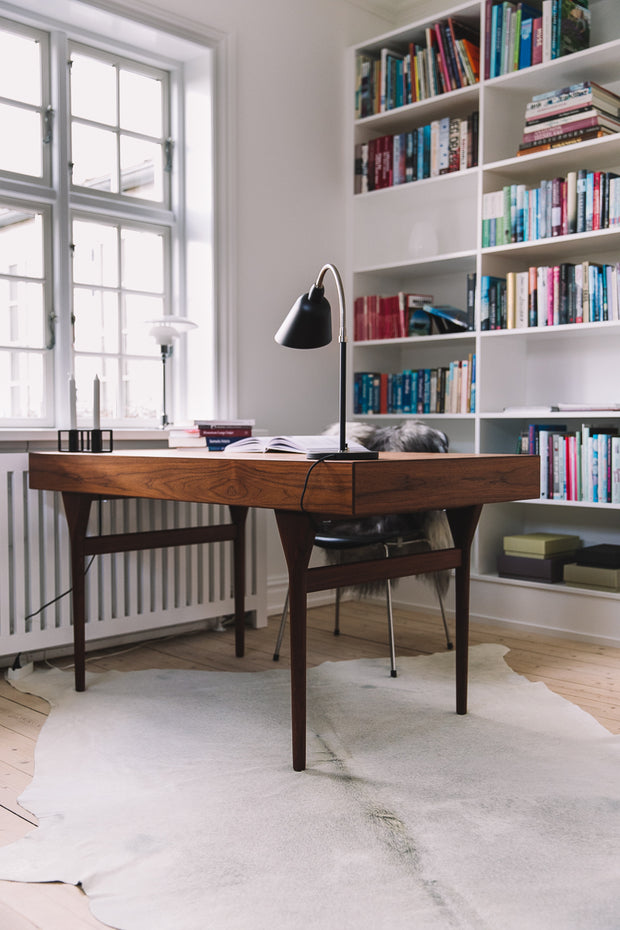 Kuhfell unter einem Holzschreibtisch