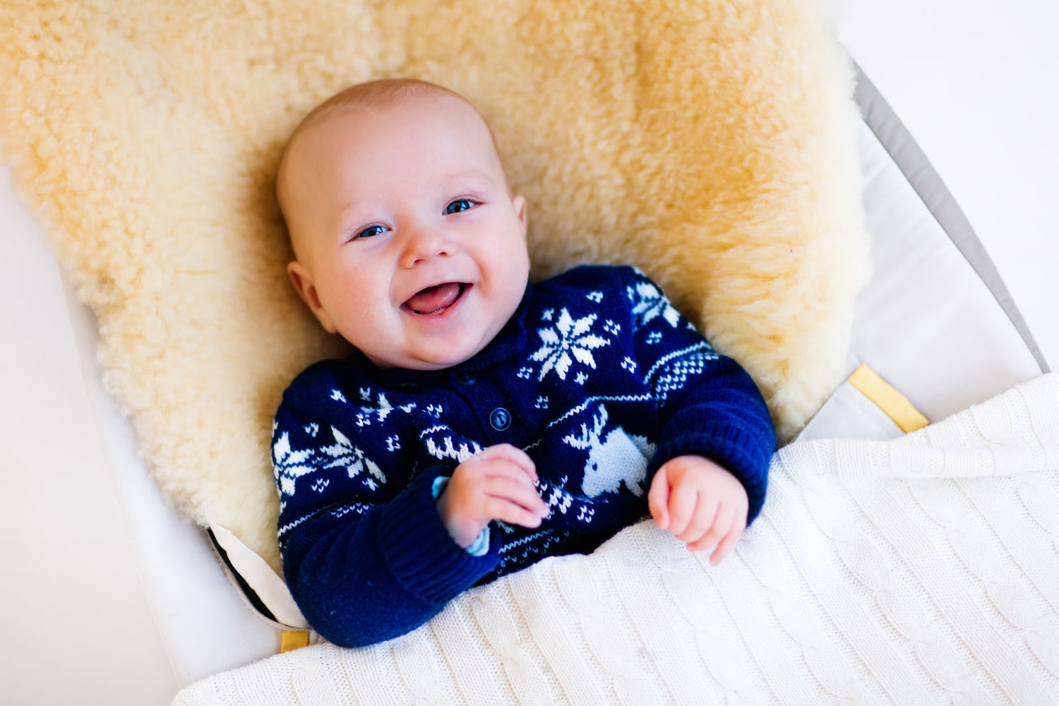Baby auf einem Lammfell