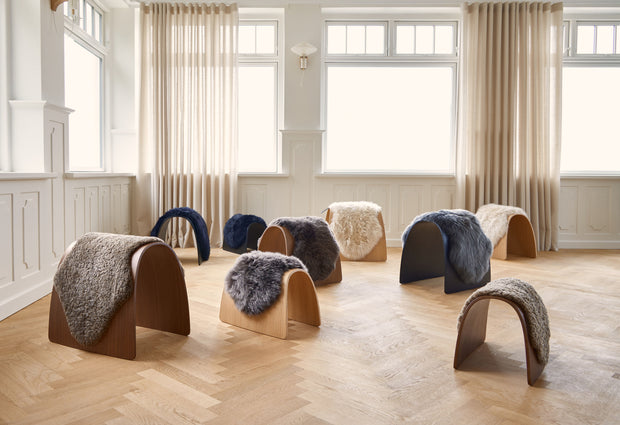 Holzhocker mit Lammfell