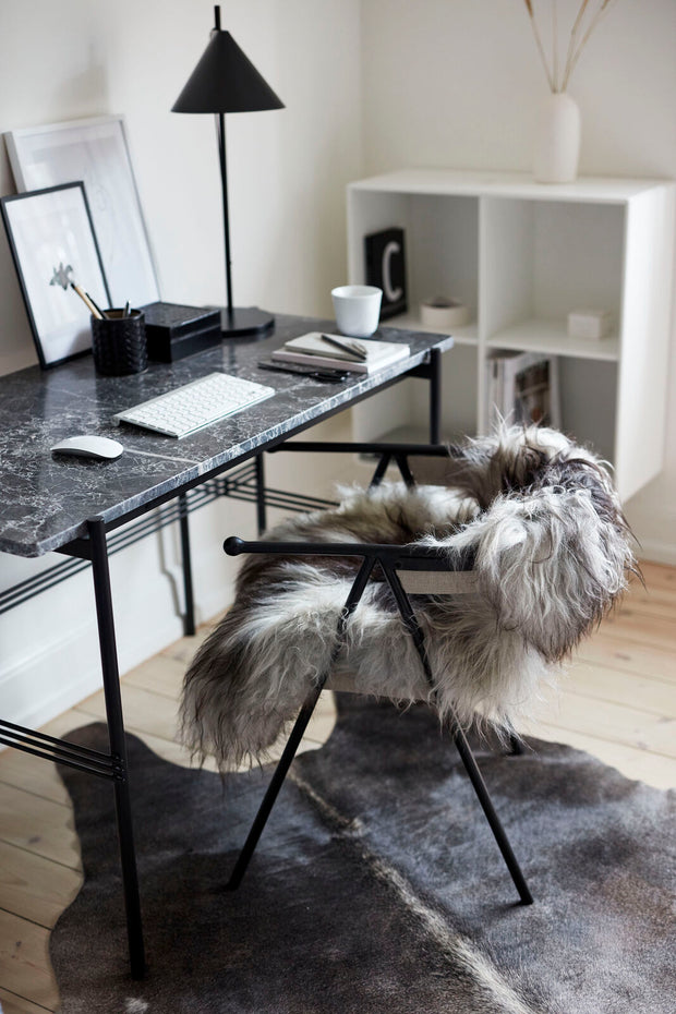 Lammfell auf Schreibtischstuhl