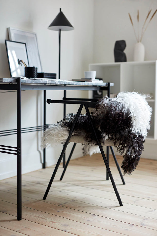 Lammfell über Schreibtischstuhl drapiert