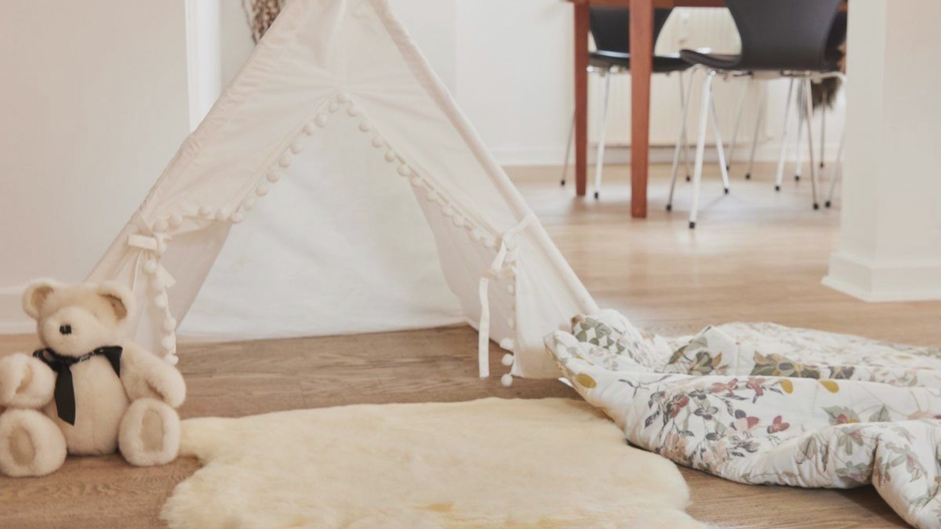 Video laden: Lammfell fürs Kinderzimmer