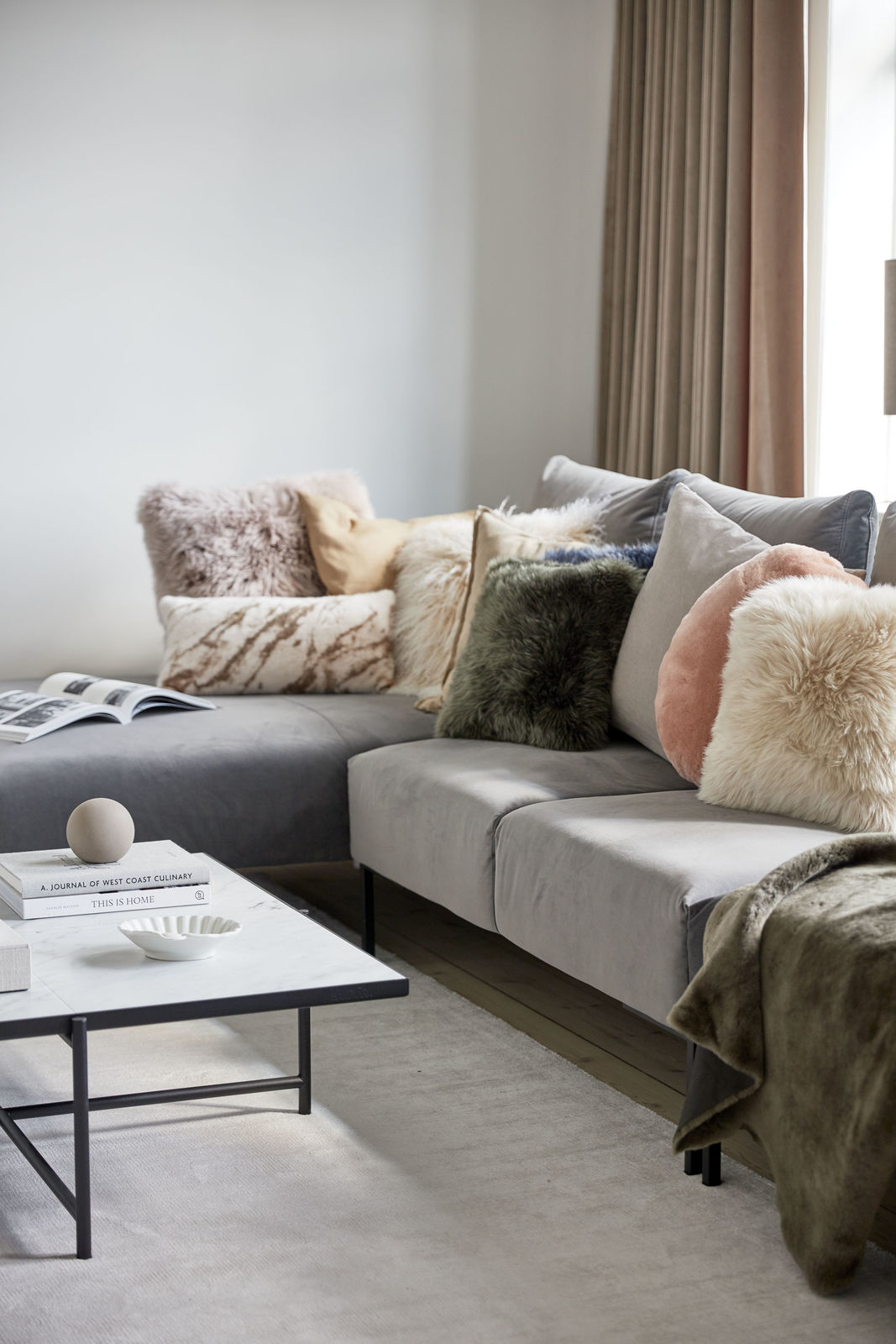 Sofa mit Fellkissen