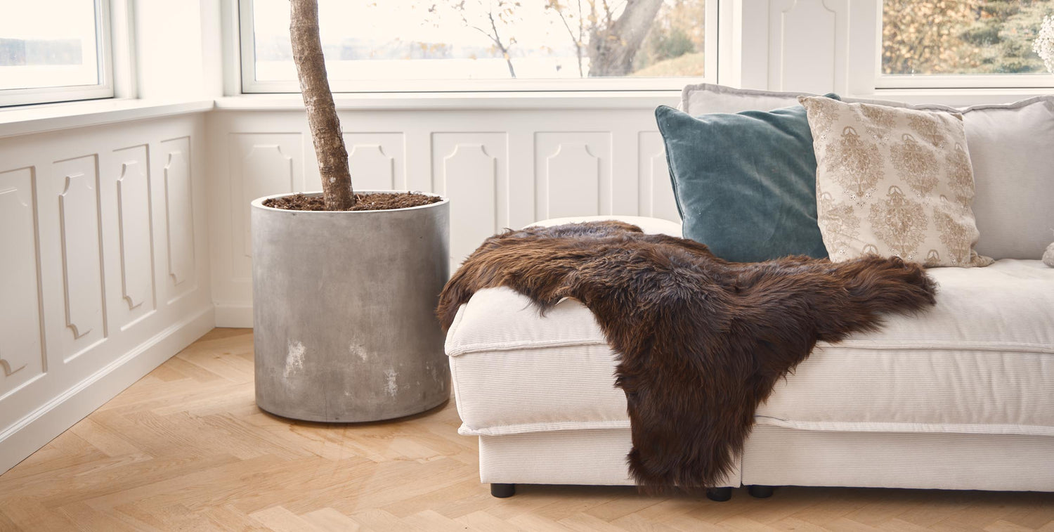 Sofa mit braunem Lammfell und Kissen